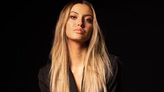 Η Δανάη Λιβιεράτου με κατακόκκινο, σέξι φόρεμα δια χειρός Celia Kritharioti, στο πλευρό του συντρόφου της