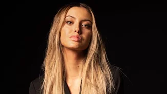 Δανάη Λιβιεράτου | Η υπέροχη ανθοδέσμη που της χάρισε ο σύντροφός της και η ρομαντική κάρτα με το "σ'αγαπώ"