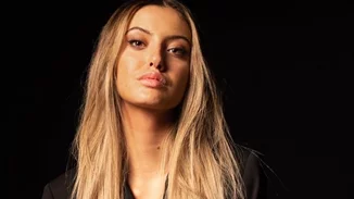 To σαλόνι της Δανάης Λιβιεράτου είναι το απόλυτο χριστουγεννιάτικο spot | To εντυπωσιακό δέντρο και ο άνετος καναπές