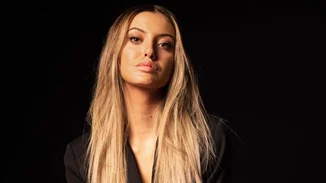 Η Δανάη Λιβιεράτου τραγουδάει acapella και ο μπαμπάς της την αποθεώνει