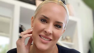 Έλενα Ασημακοπούλου | Η πανέμορφη κόρη της κάνει aerial yoga στο σαλόνι του σπιτιού τους