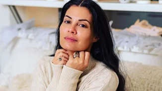 Η Μαρία Κορινθίου πιο αισθησιακή από ποτέ | Ποζάρει με σέξι μαύρα εσώρουχα και μας δείχνει τους κοιλιακούς της