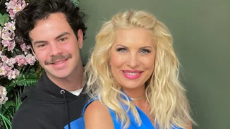 Ο Άγγελος Λάτσιος εύχεται "χρόνια πολλά" στη μητέρα του με μία σπάνια και άκρως τρυφερή φωτογραφία από τα παιδικά του χρόνια