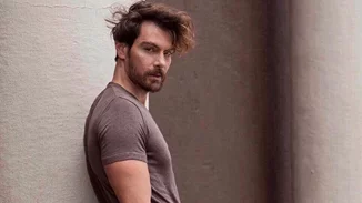 Το Twitter ερωτεύεται εκ νέου τον Γιάννη Κουκουράκη με αφορμή τον ρόλο του στη σειρά "Μαύρο Ρόδο"