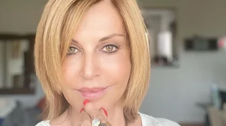 Σαν δυο σταγόνες νερό | Η Αλεξάνδρα Παλαιολόγου ποζάρει αγκαλιά με τη γλυκύτατη μητέρα της