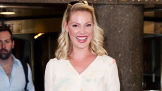 Ζηλέψαμε! Αυτή η ντουλάπα-δωμάτιο σίγουρα ανήκει σε σταρ του Χόλιγουντ | Η απίστευτη συλλογή παπουτσιών