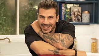 Ο Άκης Πετρετζίκης έγινε 39 | Η γλυκιά φωτογραφία του αγκαλιά με το γιο και την κόρη του