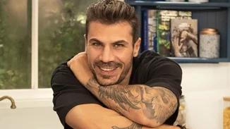 O Άκης Πετρετζίκης μόλις δημοσίευσε την πρώτη οικογενειακή φωτογραφία μετά τη γέννηση της κόρης του - Ο μικρός Αχιλλέας ντύθηκε τσολιάς και ξετρέλανε το Instagram