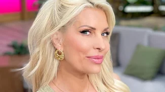 Ελένη Μενεγάκη | Ποζάρει με ροζ, βελούδινη φόρμα σε ένα πανέμορφο τοπίο της Άνδρου