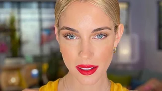 Δούκισσα Νομικού | Ποζάρει εντελώς άβαφη με θέα το απέραντο γαλάζιο στην πιο καλοκαιρινή λήψη που θα δεις σήμερα