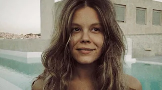 Η Γεωργία Αβασκαντήρα όπως δεν την έχουμε ξαναδεί | Εντυπωσιακή, με μακρύ σατέν φόρεμα