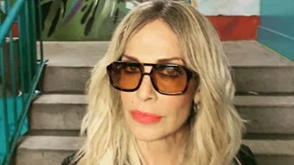 Η Άννα Βίσση με ολόσωμο μωβ μαγιό, πιο σέξι και γυμνασμένη από ποτέ