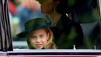 Πριγκίπισσα Σάρλοτ | Το viral βίντεο με τις "διαταγές" στον αδερφό της, Πρίγκιπα Τζορτζ, κατά τη διάρκεια της κηδείας