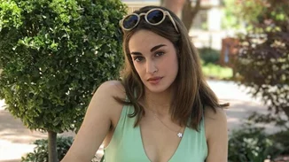 Μαρία Βοσκοπούλου | Ποζάρει με κοντό φόρεμα και μας δείχνει τα καλλίγραμμα πόδια της