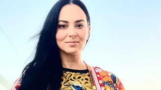 Η Ζενεβιέβ Μαζαρί περπατά στην πασαρέλα με την 11χρονη κόρη της, Ροζαλία, φορώντας ψηλοτάκουνα παπούτσια