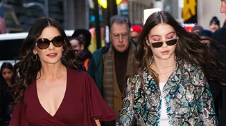 Η Catherine Zeta-Jones ποζάρει με την κόρη της και μοιάζουν σαν δυο σταγόνες νερό