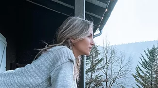 Το 70's σπίτι της Αθηνάς Οικονομάκου | Η ηλιόλουστη γωνιά που λατρεύει να απολαμβάνει τον καφέ της