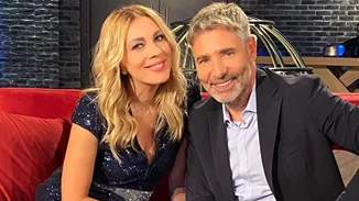 Η Σμαράγδα Καρύδη και ο Θοδωρής Αθερίδης είναι πιο ερωτευμένοι από ποτέ | Η ρομαντική βόλτα στη θάλασσα την ώρα του ηλιοβασιλέματος