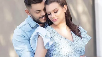 Λάουρα Νάργες | Η τρυφερή φωτογραφία με τον γιο της δίπλα στο Χριστουγεννιάτικο δέντρο