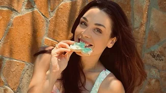 Ιωάννα Τριανταφυλλίδου | Φοράει το πιο εντυπωσιακό κιμονό και ποζάρει με νησιωτικό αέρα