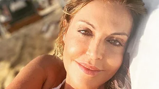 Αλεξάνδρα Παλαιολόγου | Με πολύχρωμο μαγιό στην Κίμωλο