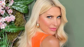 Ελένη Μενεγάκη | Ο κήπος του σπιτιού της στα Μελίσσια είναι μια όαση για την μικρή Μαρίνα