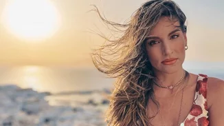 Αθηνά Οικονομάκου | Ποζάρει κάτω από τον καυτό ήλιο και μας δείχνει το καλλίγραμμο και μαυρισμένο της κορμί