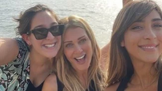Η Ανδριάνα Φουστάνου μόλις πήρε το πτυχίο της | Το γλυκό στιγμιότυπο με τις ετεροθαλείς αδερφές της