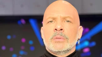 Νίκος Μουτσινάς | Η υιοθεσία, η σχέση με τη μητέρα του και η συνεργασία με την Ελένη Μενεγάκη