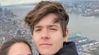 Ο Μάξιμος Κωστόπουλος μεγάλωσε και ψήλωσε πολύ | Η σπάνια δημόσια εμφάνιση στο πλευρό του πατέρα του, Πέτρου Κωστόπουλου