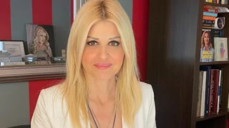 Έλενα Ράπτη | Η σπάνια δημόσια εμφάνιση στη Μύκονο μαζί με τον σύντροφό της, Γιάννη Μπρατάκο