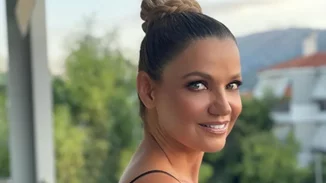 Παναγιώτα Βλαντή | Η κομψή εμφάνιση στο Ηρώδειο με slip dress και χαλαρές μπούκλες