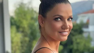 Η Παναγιώτα Βλαντή βούτηξε στη θάλασσα | Φωτογραφίζεται στην παραλία αμακιγιάριστη και πιο ευτυχισμένη από ποτέ