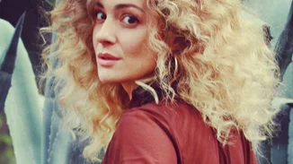 Η Νατάσσα Μποφίλιου περπατά και χορεύει στους δρόμους του Λονδίνου πιο stylish από ποτέ