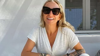 O επίγειος παράδεισος της Ρούλας Ρέβη | Η ατμοσφαιρική γωνιά στον κήπο της στην Τήνο