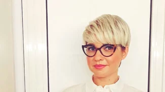 Pink power | Η Νάντια Κοντογεώργη με το πιο "φωτογενές" πανωφόρι της σεζόν