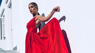 Καλεσμένη σε γάμο | Τα χτενίσματα για μακριά μαλλιά που επιλέγουν ξανά και ξανά οι Ελληνίδες celebrities