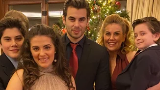 Αλέξανδρος Μανωλίδης | Ο γοητευτικός γιος της Ευγενίας Μανωλίδου ασχολείται με τη σκηνοθεσία