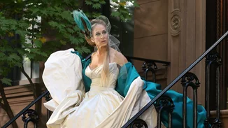 And Just Like That | Η Sarah Jessica Parker ξαναφόρεσε το iconic Vivienne Westwood νυφικό