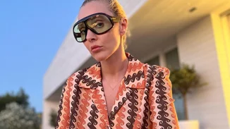 Η Τάμτα ψηφίζει bold κουστούμια με χρώμα