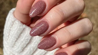 8+1 mauve manicure ideas | Το μωβ χρώμα γίνεται το νέο nude στα νύχια