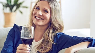 Πιθανή προστατευτική επίδραση της χαμηλής έως μέτριας κατανάλωσης κρασιού σε άτομα με κίνδυνο καρδιαγγειακής νόσου