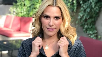 Η Τζένη Μπότση με μανικιούρ στην all-time classic απόχρωση για το καλοκαίρι