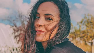 Γωγώ Καρτσάνα | Η εγκυμονούσα ηθοποιός ποζάρει με λευκή ρίζα