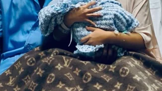 Διάσημη star του Hollywood έφερε στον κόσμο το παιδί της πάνω σε κουβέρτα Louis Vuitton