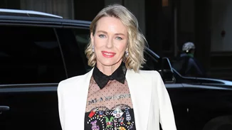 Naomi Watts | H selfie με το νυν σύντροφο και τον πρώην της, Live Schreiber, στην αποφοίτηση του παιδιού τους