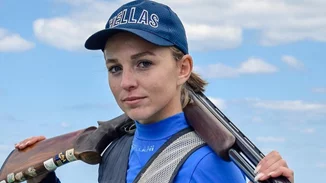 Εμμανουέλα Κατζουράκη | Η παγκόσμια πρωταθλήτρια σκοποβολής ανάμεσα στους τραυματίες των Τεμπών