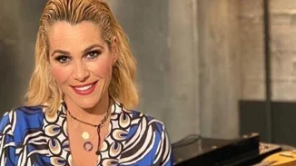 Η Τζένη Μπότση στο πρώτο μάθημα ιππασίας της 3χρονης κόρης της | Το άψογο στιλ και οι ξανθές μπούκλες της μικρής Αλίκης