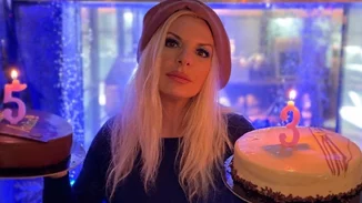 Ανδρέας Καρβέλας | Η Ανίτα Πάνια και ο Νίκος Καρβέλας σε μία σπάνια φωτογραφία αγκαλιά με τον 15χρονο γιο τους