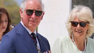 Πρίγκιπας Κάρολος - Καμίλα | Οι δύο τελετές, το γκρι νυφικό και όσα συνέβησαν στο γάμο τους πριν από 17 χρόνια